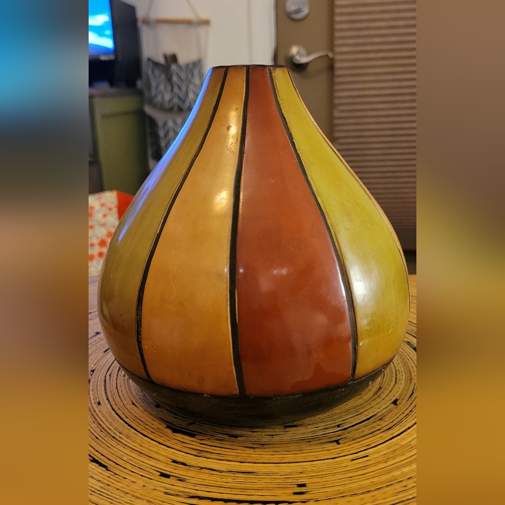 Jose Sosa Chulucanas Peru pottery vase